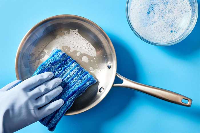 تمیزکاری استفاده از صابون مایع برای ظروف تفلون